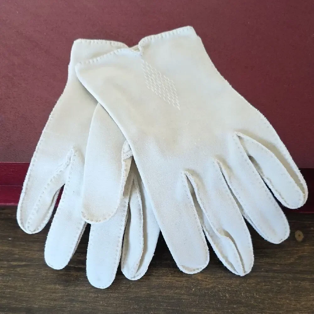Vintage Elegant White Short Hand Stitched Nylon Blend Gloves Womens OS On Trend